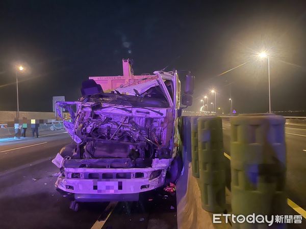 ▲▼台中垃圾車國道凌晨追撞聯結車，車頭面目全非人挫傷。（圖／民眾提供，下同）