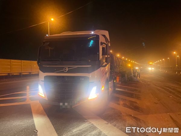 ▲▼台中垃圾車國道凌晨追撞聯結車，車頭面目全非人挫傷。（圖／民眾提供，下同）
