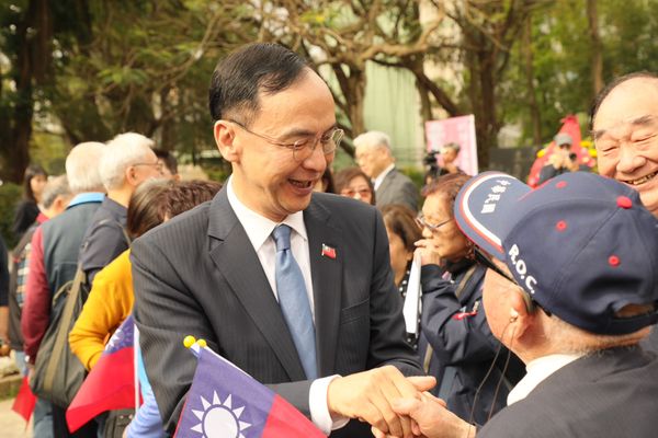▲孫中山逝世100周年，朱立倫獻花致意。（圖／國民黨提供）
