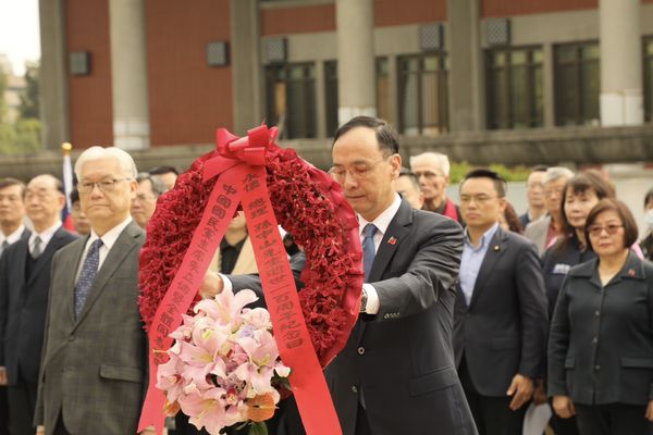 ▲孫中山逝世100周年，朱立倫獻花致意。（圖／國民黨提供）