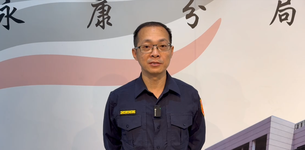 ▲台南市永康區中山路火車站前，有1部機車後載1名未戴安全帽女子，該女子手拉1個行李箱，在道路行駛滑行，影響行車安全。（圖／翻攝自社會事新聞影音，下同）