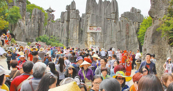 政府檯面上禁止國人組團赴陸旅遊，卻又放任業者組地下團，萬一發生重大意外，帶團業者和參團民眾恐難獲得保險理賠。（圖／報系資料庫）