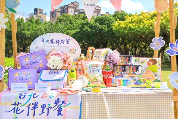 ▲兩層樓高「汪汪隊氣偶」現身！「台北花伴野餐」五大主題區、星光音樂會3/15開展。（圖／觀傳局提供）