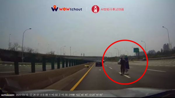 ▲▼神功護體？國1超狂勇哥「穿越車陣」撿掉落物　超扯畫面曝光。（圖／翻攝自YouTube／WoWtchout-地圖型行車影像分享平台）