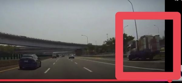 ▲▼神功護體？國1超狂勇哥「穿越車陣」撿掉落物　超扯畫面曝光。（圖／翻攝自YouTube／WoWtchout-地圖型行車影像分享平台）