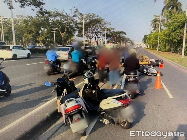 ▲▼10日上午在小港區中山四路（機場入口至大業北路）北上慢車道發生一起機車連環追撞事故，造成七人受傷。（圖／記者吳世龍翻攝）