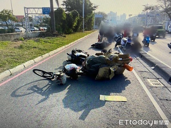 ▲▼10日上午在小港區中山四路（機場入口至大業北路）北上慢車道發生一起機車連環追撞事故，造成七人受傷。（圖／記者吳世龍翻攝）