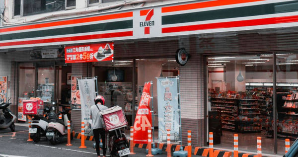 7-11門市自動門口加裝鐵捲門。（示意圖／翻攝自unsplash）