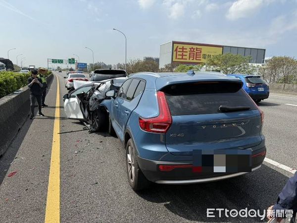 ▲國1南下台中段3車追撞，女子一度受困。（圖／ETtoday資料照）      