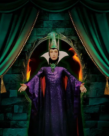 ▲潘若迪扮《白雪公主》壞皇后，和蓋兒加朵下戰帖。（圖／迪士尼提供）