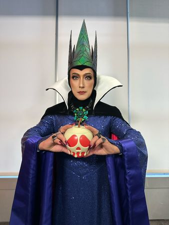 ▲潘若迪扮《白雪公主》壞皇后，和蓋兒加朵下戰帖。（圖／迪士尼提供）