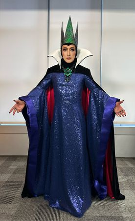 ▲潘若迪扮《白雪公主》壞皇后，和蓋兒加朵下戰帖。（圖／迪士尼提供）