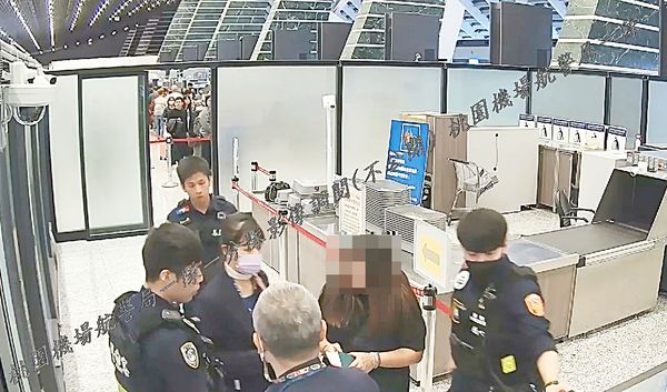 ▲施姓女子本月初在桃園機場第一航廈出境大廳購買單程機票欲出境，航警與地勤人員聯手勸阻下打消出國念頭。（圖／航警局提供）