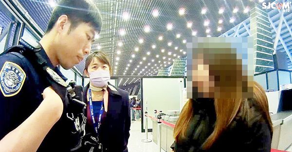▲施姓女子本月初在桃園機場第一航廈出境大廳購買單程機票欲出境，航警耐心提供海外求職誘騙案例提醒。（圖／航警局提供）