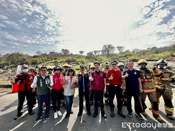 ▲清明節將近，又到祭祖掃墓火警高峰期，台南市消防局第一救災救護大隊於12日辦理「公墓火災搶救演練及防災宣導」。（圖／記者林東良翻攝，下同）