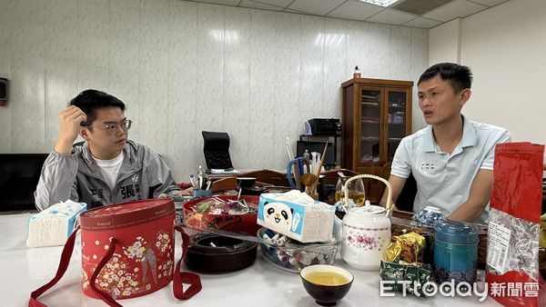 ▲張振中跟蕭大翔里長了解情況           。（圖／記者吳奕靖攝）