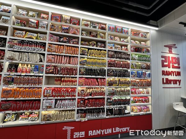 ▲▼全支付在韓國開通，在便利商店、知名CU泡麵概念店「泡麵圖書館」也能用。（圖／記者林育綾攝）