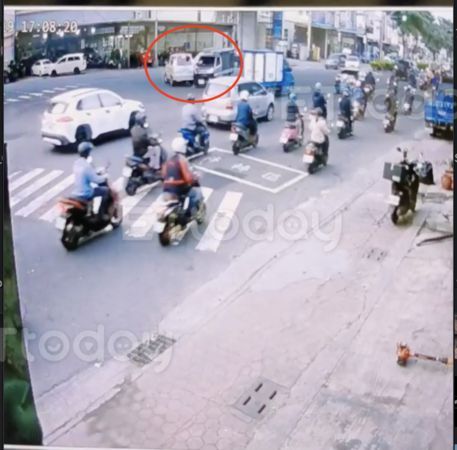 ▲光明路口經常性發生車禍，廂型車被小貨車撞            。（圖／記者吳奕靖翻攝）