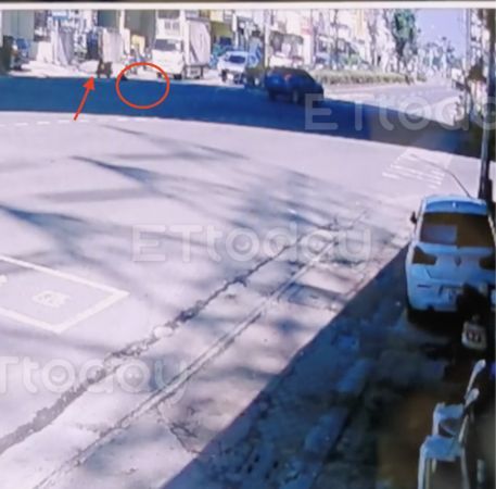▲光明路口經常性發生車禍，廂型車被小貨車撞            。（圖／記者吳奕靖翻攝）
