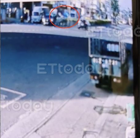 ▲光明路口經常性發生車禍，廂型車被小貨車撞            。（圖／記者吳奕靖翻攝）