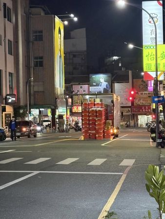 ▲1部蝦皮貨車，疑11日晚上8時44分許，停在台南市東區怡東路接東寧路口道路上卸貨，網友嘆稱：「超誇張的蝦皮下貨」，引起友熱議。（圖／翻攝自臉書台南府城大小事，下同）