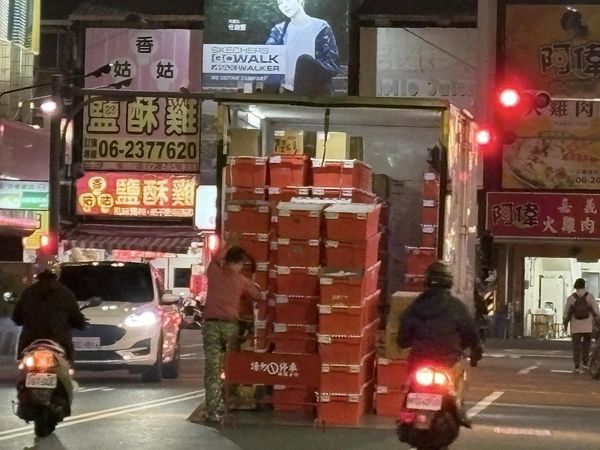 ▲1部蝦皮貨車，疑11日晚上8時44分許，停在台南市東區怡東路接東寧路口道路上卸貨，網友嘆稱：「超誇張的蝦皮下貨」，引起友熱議。（圖／翻攝自臉書台南府城大小事，下同）