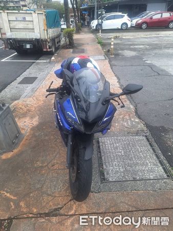 ▲▼普重機R15追撞賓利車，騎士當場慘摔在地，賓利車後保桿及燈組嚴重毀損             。（圖／記者陳以昇翻攝）