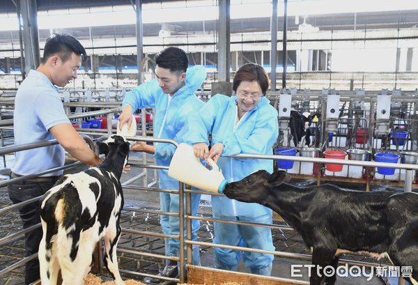 ▲▼ 台北市長蔣萬安率市府團隊前往彰化福興鄉豪泉乳牛畜牧場，與彰化縣長王惠美研討供應鮮奶給縣內國中、小學及幼兒園政策            。（圖／彰化縣政府提供）