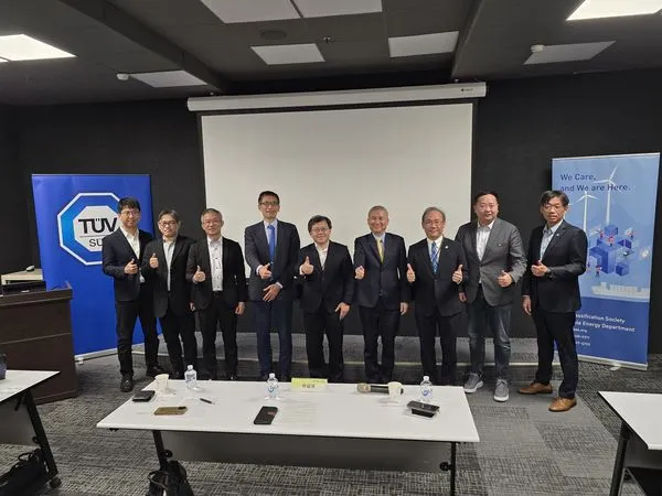 ▲船舶中心周顯光執行長(左四)、經濟部標準檢驗局黃志文組長(左五)、旭東環保科技董基旭董事長(右四)、驗船中心鄭志文執行長(右三)皆出席本次活動，共同探討浮式光電檢測驗證技術。（圖／驗船中心）