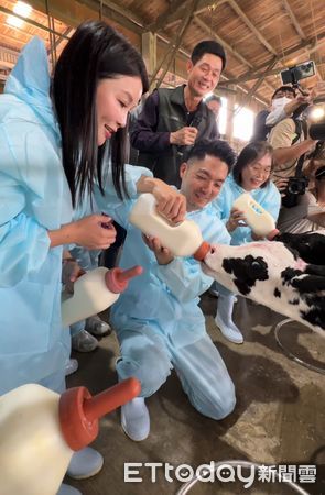 ▲蔣萬安今日考察本土鮮乳的產製過程，以及確保乳品來源充足，雲林縣副縣長謝淑亞率縣府團隊以及立法委員張嘉郡與會。（圖／記者游瓊華翻攝）