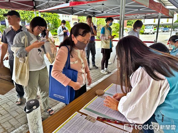 ▲領取樹苗            。（圖／林業及自然保育署屏東分署提供）