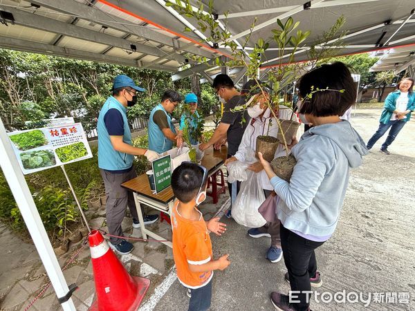 ▲領取樹苗            。（圖／林業及自然保育署屏東分署提供）