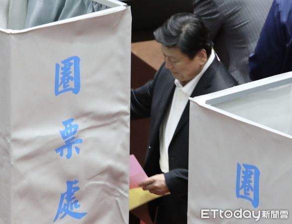 ▲▼立法院院會投票 行政院提總預算 財劃法覆議案  柯建銘 傅崐萁 投票 。（圖／記者屠惠剛攝）