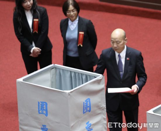 ▲▼黃國昌 韓國瑜 投票 立法院院會投票 行政院提總預算 財劃法覆議案 。（圖／記者屠惠剛攝）