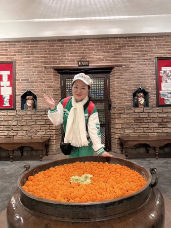 ▲白冰冰在飯店與金盞花合照。（圖／長興影視）