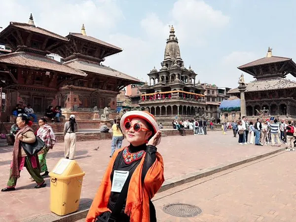 ▲白冰冰在飯店與金盞花合照。（圖／長興影視）