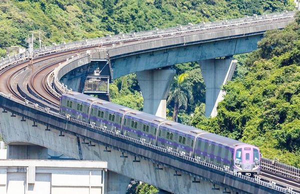 ▲桃園捷運公司指出，機場捷運下午3時52分因號誌設備檢修突然離線，導致列車無法與行控中心連線，列車改以手動停靠車站。（圖／桃捷公司提供）