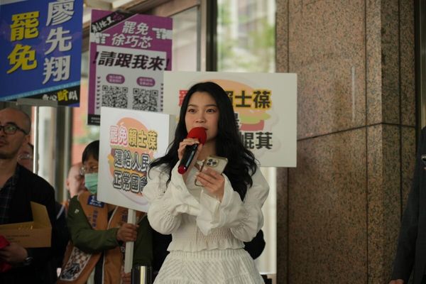 ▲▼罷免團體正式領表，並同時宣告，二階罷免於313正式啟動。（圖／罷免團體提供）