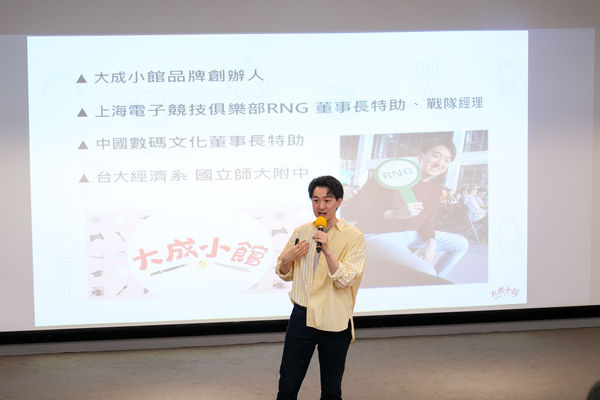 圖一：世新大學企管系邀請食品電商品牌創辦人江大成與學生分享。（圖／世新大學提供）