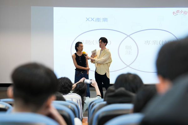 圖二：江大成與世新企管系學生進行提問互動。（圖／世新大學提供）