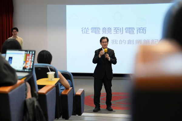 圖三：世新大學管理學院院長江岷欽與學生分享品牌塑造與服務創新的相關課程。（圖／世新大學提供）