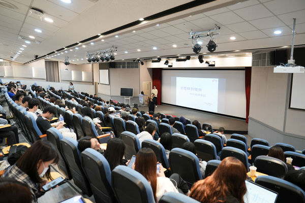 圖四：世新大學企業管理學系系週會邀請業界專家與學生分享實務經驗。（圖／世新大學提供）