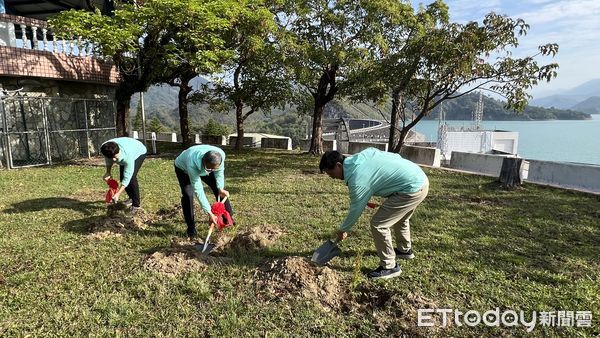 ▲為響應地球永續發展，於農業部林業及自然保育署嘉義分署協助辦理下，在南化水庫舉辦「固碳救地球植樹活動」，由處長張煥獎種下台灣肖楠及黃連木等樹苗，為環保盡一份心力。（圖／記者林東良翻攝，下同）