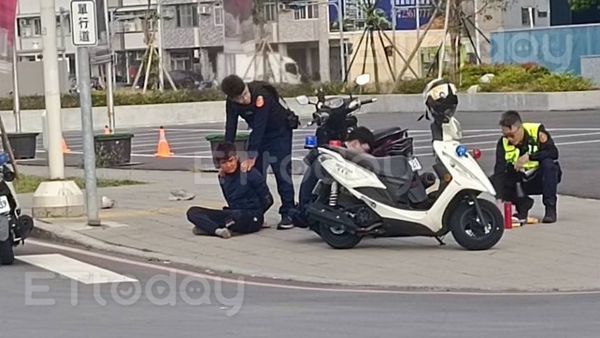 ▲男子拒絕盤查，還拒捕傷警，最後受傷員警忍痛將他逮捕壓制             。（圖／記者吳奕靖攝）