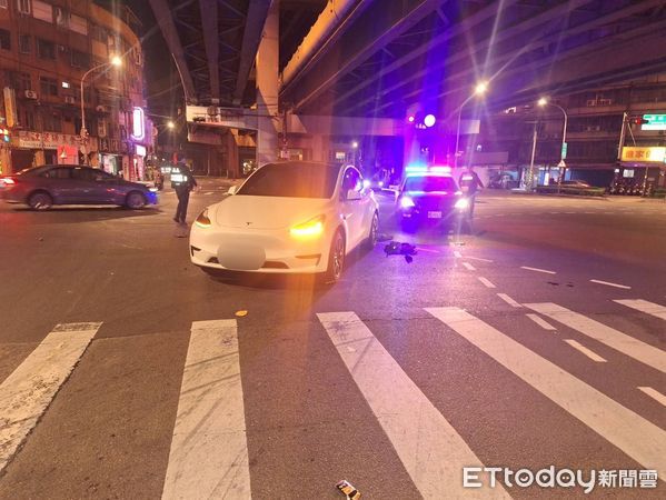 ▲▼新北中和特斯拉左轉車禍，騎士命危。（圖／記者陸運陞翻攝）