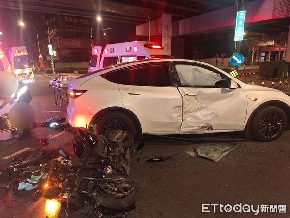 ▲▼新北中和特斯拉左轉車禍，騎士命危。（圖／記者陸運陞翻攝）