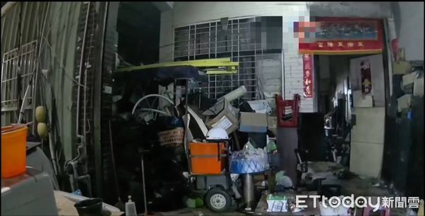 ▲東港警分局逮獲許姓女子依殺人罪嫌送辦，遭收押             。（圖／記者陳崑福翻攝）
