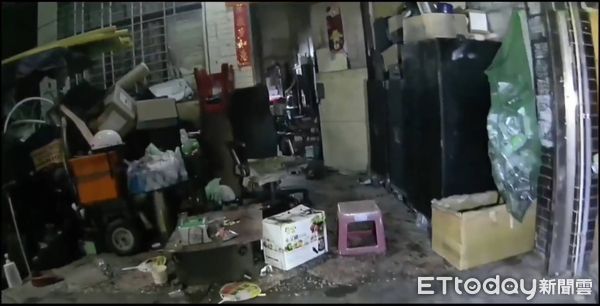 ▲東港警分局逮獲許姓女子依殺人罪嫌送辦，遭收押             。（圖／記者陳崑福翻攝）