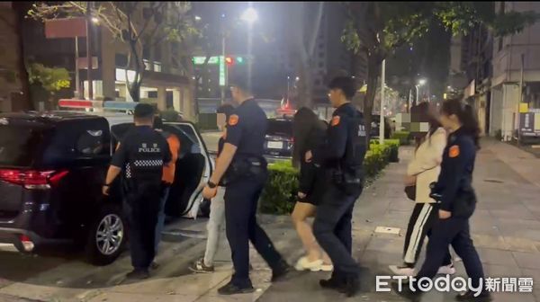 ▲▼ 老司機哭了！高雄「2000元全套店」被抄　2男相揪舒壓狼狽遭逮。（圖／記者賴文萱翻攝）