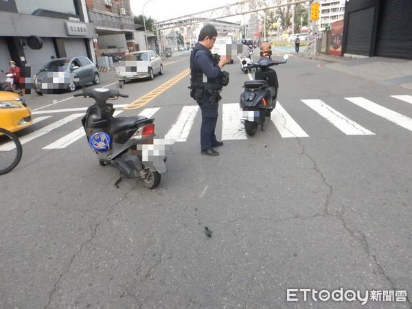 ▲▼昨日（12日）早上7時許，前鎮區二聖路與瑞祥街交叉口，發生一起2部機車都未遵守交通號誌的車禍事故。（圖／記者吳世龍翻攝）